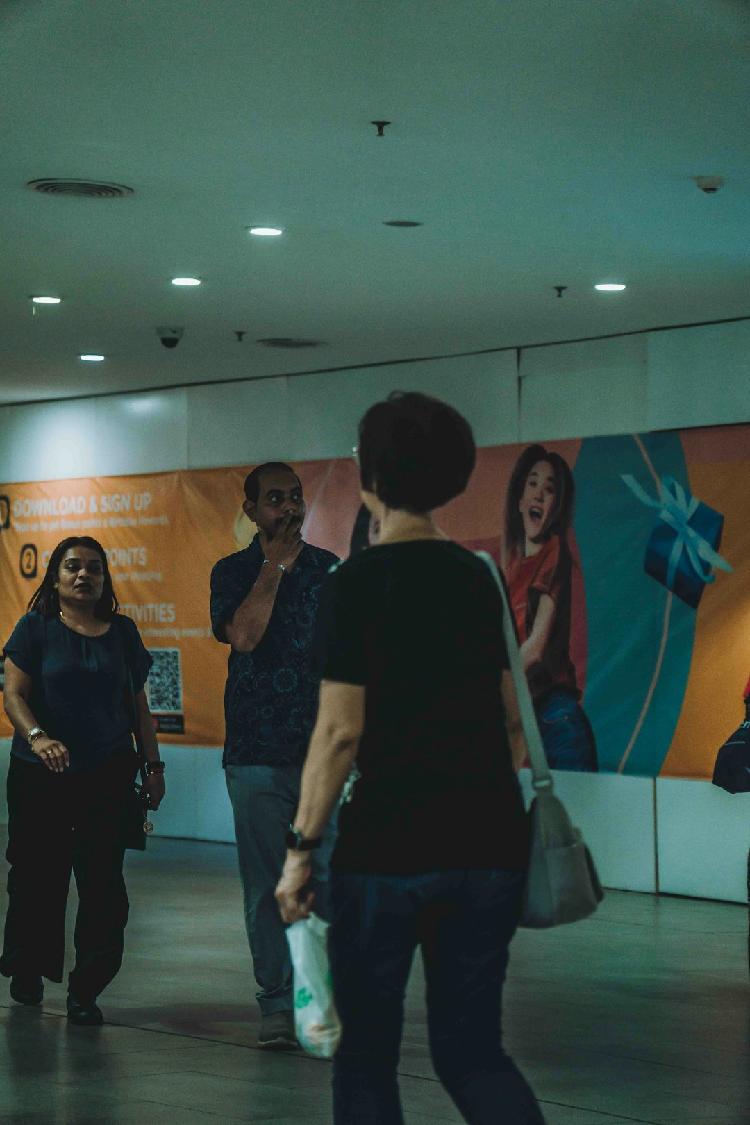 people-walk-in-a-shopping-mall-7xgtuwhawig